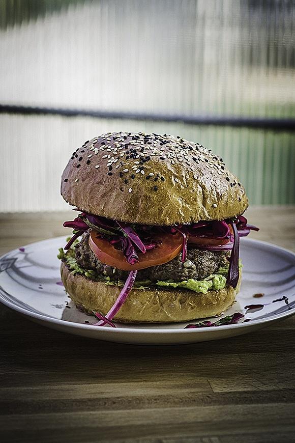 Amerykańsko-tajski twist laab burger