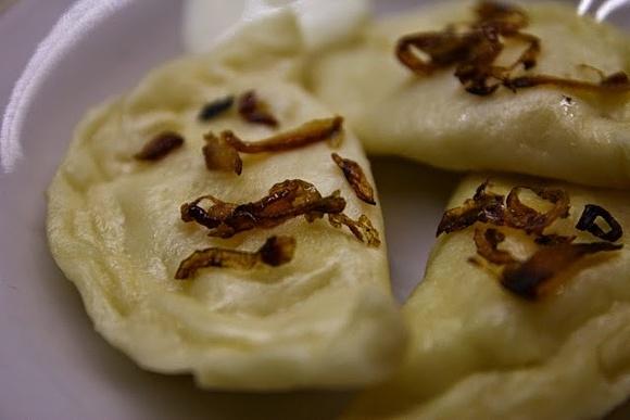 Pierogi ruskie z kwaśną śmietaną