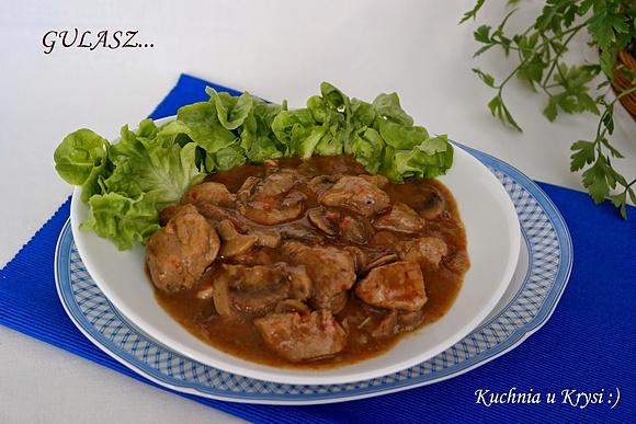 Gulasz z mięsa z szynki wieprzowej z pieczarkami i papryką
