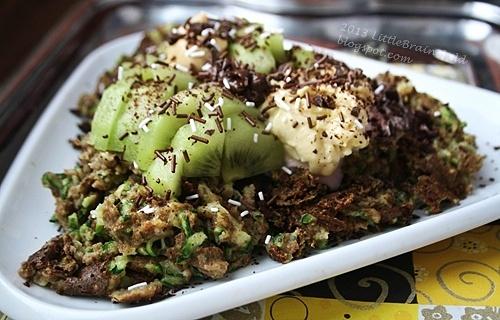 Owsiane scramble cukiniowe z kiwi, czekoladą i masłem orzechowym