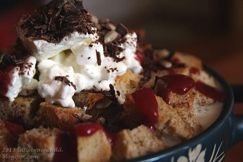 Pudding chlebowy z jabłkiem i malinami