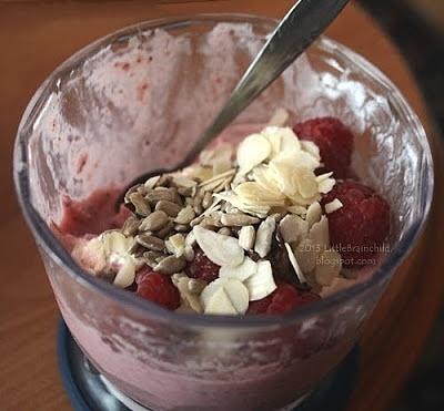 Domowe lody truskawkowe z migdałami i malinami