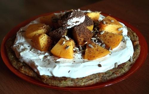 Owsiany omlet z marchewką, cukinią i orzechowym twarożkiem