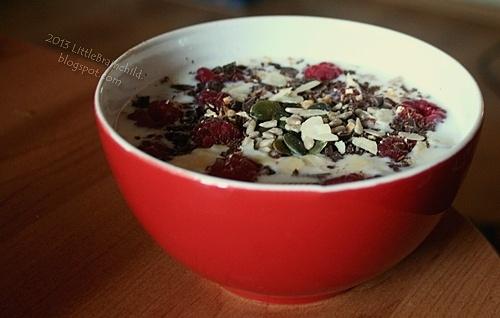 Granola kokosowa z malinami i mlekiem