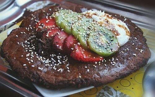 Owsiany omlet kakaowy z cukinią i owocami