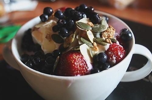 Jogurt z owocami i granolą kokosową