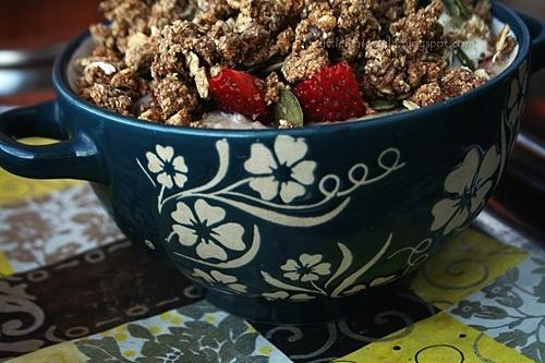 Kremowa owsianka z truskawkami ricottą i granolą