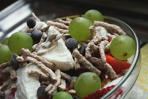 Jogurt naturalny z owocami i płatkami błonnikowymi