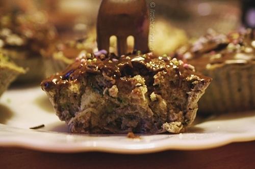 Muffinki cukiniowe z kremem migdałowym i musem truskawkowym