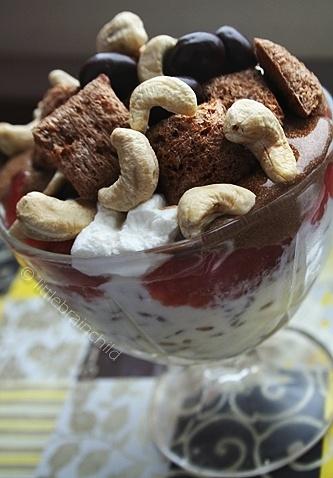 Jogurt z musem truskawkowo-jabłkowym i dodatkami