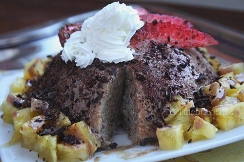 Pudding owsiano otrębowy z sosem karobowym i owocami