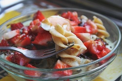 Makaron z budyniem, truskawkami, ricottą i sosem karmelowym