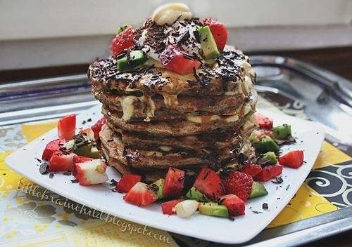 Pancakes z cukinią, truskawkami, awokado i gorzką czekoladą