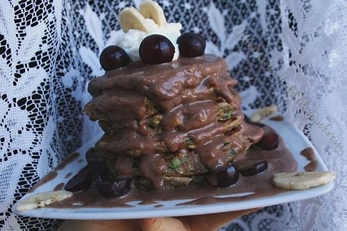 Pancakes z cukinią i truskawkami z kremem daktylowym