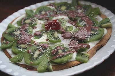 Placek otrębowy z masą mleczną, kiwi i sosem czekoladowym