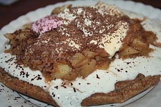 Omlet z jogurtem, jabłkiem i czekoladą