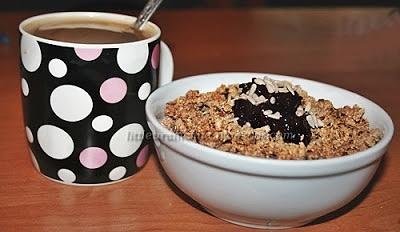 Domowa granola piernikowa z jogurtem