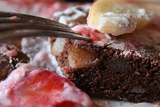 Czekoladowe pancakes z gruszką, jogurtem waniliowym i sosem truskawkowym
