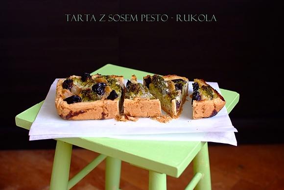 Tarta z brokułami i gruszkami z pesto i miodem