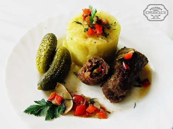 Roladki wołowe z ogórkiem, papryką i cebulą w sosie pieczarkowym