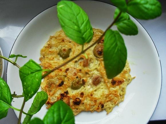 Omlet serowy makaronowy