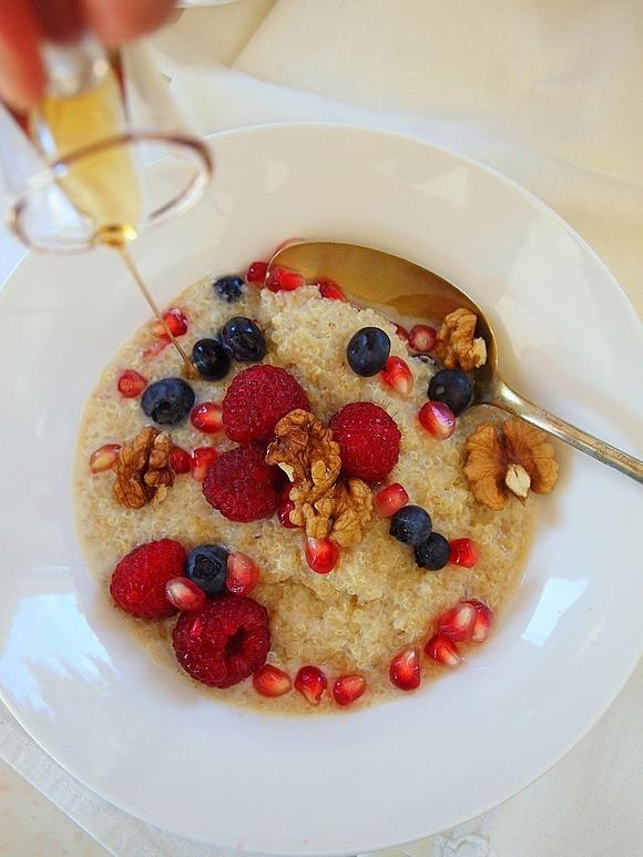 Quinoa na mleku sojowym z owocami i syropem klonowym