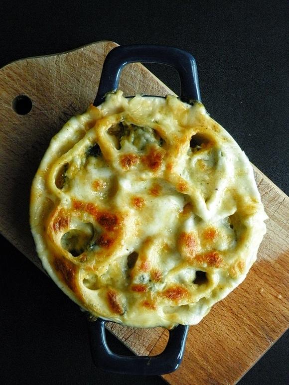 Cannelloni nadziewane ricottą i szpinakiem zapiekane na pomidorowym sosie z beszamelem