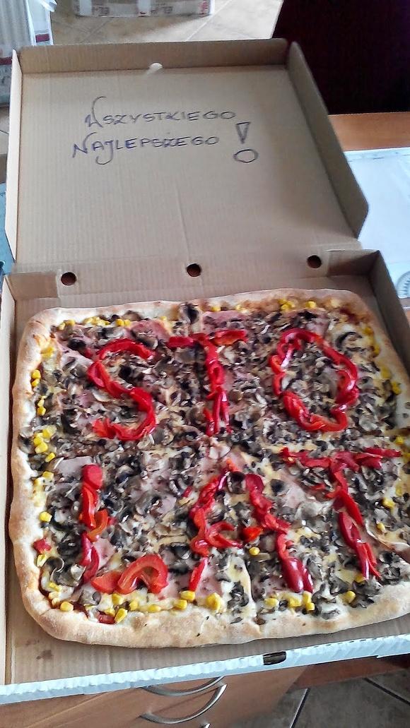 Urodzinowa pizza z szynką, pieczarkami i dekoracją z kukurydzy