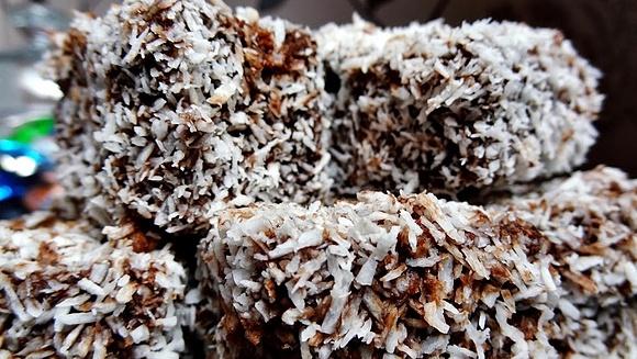 Kokosanki - delikatne ciasto z polewą czekoladową i wiórkami kokosowymi