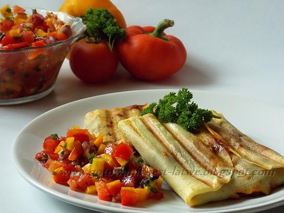 Burito opiekane na grillu z salsą i warzywami