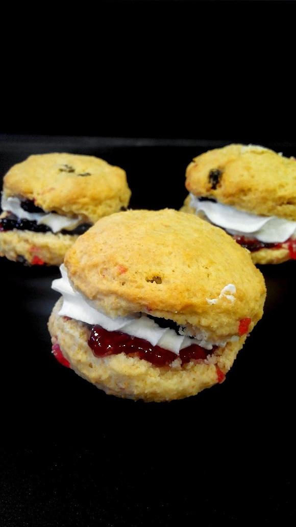 Scones z rodzynkami i kandyzowanymi wiśniami