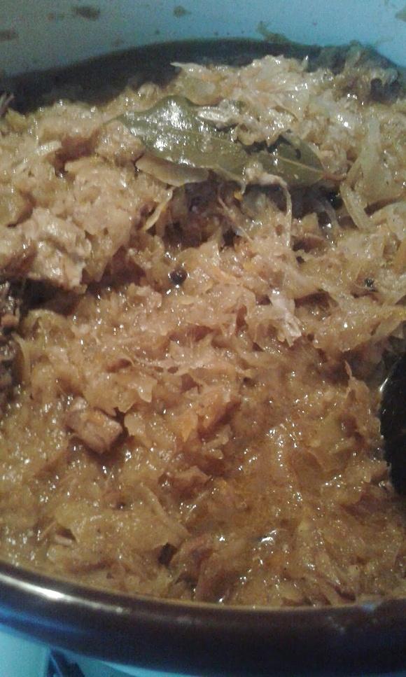 Bigos na żeberkach wieprzowych