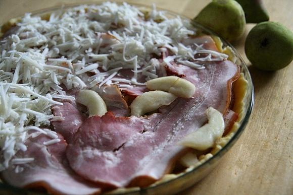 Tarta gruszkowa z boczkiem i kozim serem