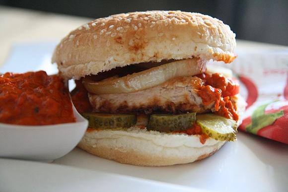 Burgery z piersią kurczaka i domowym ajvarem