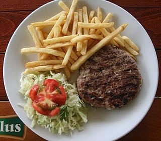 Pljeskavica serwowana w Serbii jako alternatywa dla hamburgera