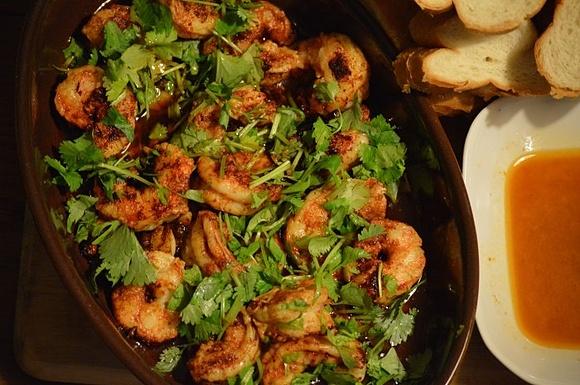 Krewetki w gorącej oliwie z chilli i kolendrą