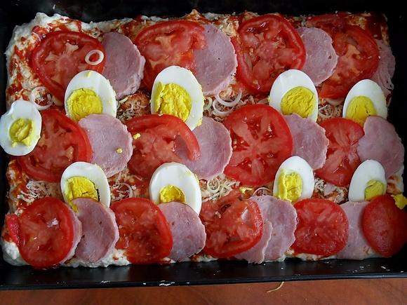 Wiejska pizza z jajkiem, kiełbasą i pomidorami