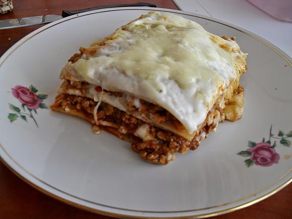 Lazania z sosem beszamelowym i mozzarellą
