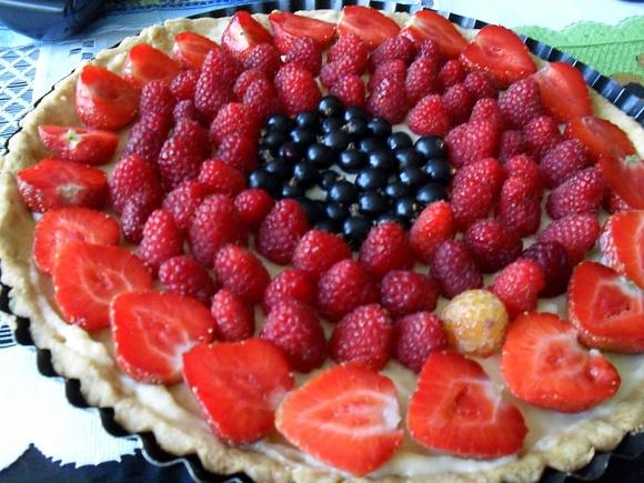 Tarta z kremem patissière i sezonowymi owocami