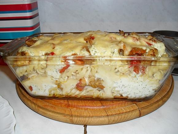 Zapiekanka z kurczakiem i sosem czosnkowym