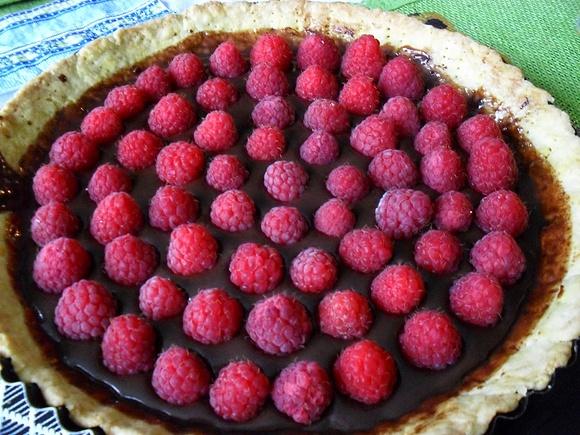 Czekoladowa tarta z malinami