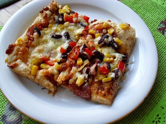 Meksykańska pizza z salami i warzywami