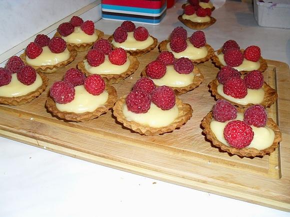 Babeczki z kremem patissiere i malinami