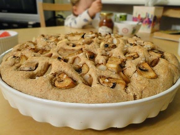 Focaccia z grillowanymi pieczarkami i cebulą