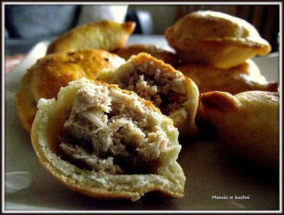 Pierogi drożdżowe z mięsem kapustą pekińską i chrzanem