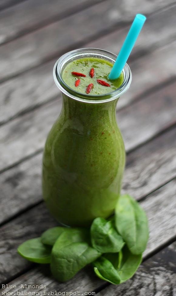 Zielone smoothie z pomelo, szpinakiem, bananem i goji