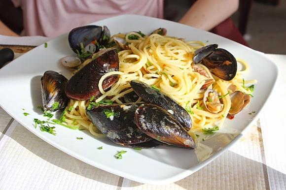 Spaghetti z małżami - przepis na danie z owocami morza