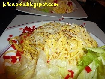 Szafranowe spaghetti z makaronem i przyprawami