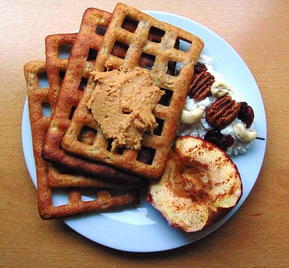 Pełnoziarniste gofry bananowe z pieczonym jabłkiem i orzechami