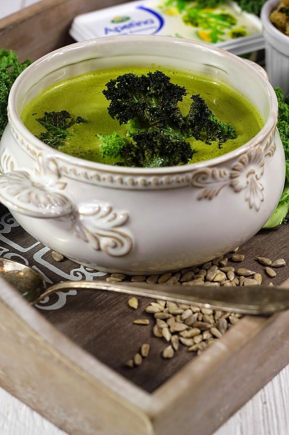 Zupa krem z jarmużu z pesto, komosą ryżową i chipsami